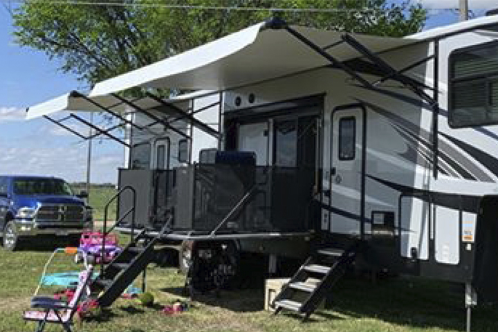 Banginout Adventures Testimonial Image with RV