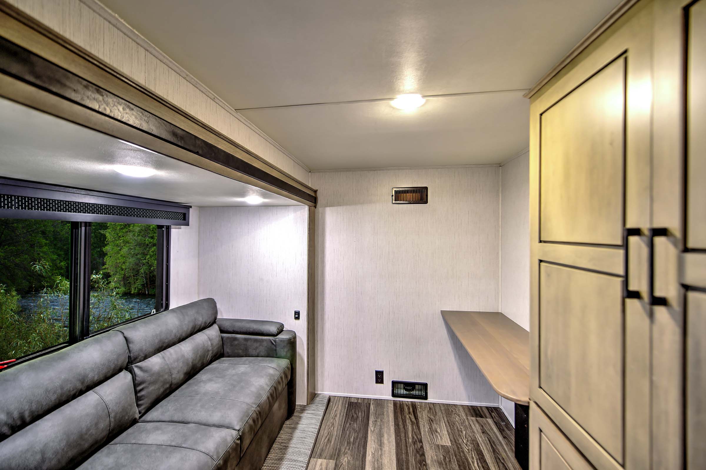 Working remotely is made easy in this mid-office floor plan.